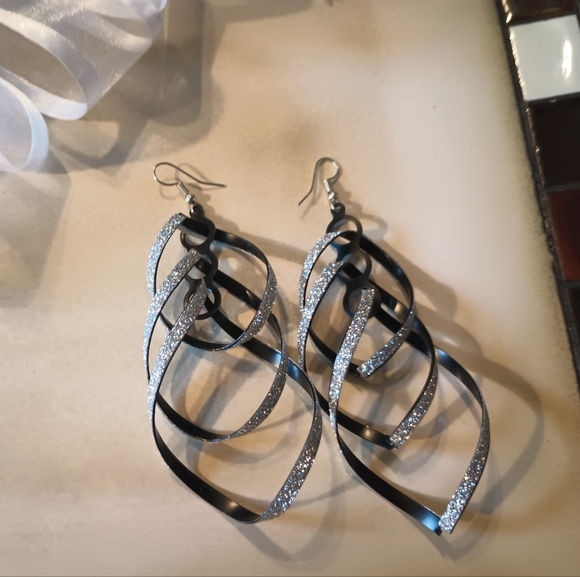 Swirl Geometric Earrings - Picture 4 of 10